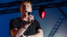 Britský komik Joe Lycett se přejmenoval na Hugo Boss. Britský komik Joe Lycett se přejmenoval na Hugo Boss.