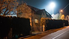 Lidem žijícím v domech okolo hřiště vadí, že příliš ostré a intenzivní světlo... Lidem žijícím v domech okolo hřiště vadí, že příliš ostré a intenzivní světlo...