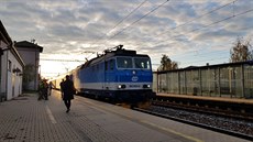Projíždějící rychlík ve stanici Praha - Uhříněves Projíždějící rychlík ve stanici Praha - Uhříněves