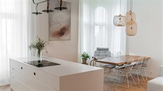 Podlahu tvoří třívrstvé dubové kartáčované parkety skládané tradičním způsobem... Podlahu tvoří třívrstvé dubové kartáčované parkety skládané tradičním způsobem...