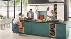 Maximální pracovní i úložné využití nabízí ostrůvek s dřezem, varnou deskou a... Maximální pracovní i úložné využití nabízí ostrůvek s dřezem, varnou deskou a...