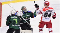 Karlovarský Michal Plutnar sleduje, jak brankář Filip Novotný sahá pro puk před... Karlovarský Michal Plutnar sleduje, jak brankář Filip Novotný sahá pro puk před...