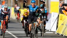 Italský cyklista Giacomo Nizzolo projíždí vítězně cílem 2. etapy závodu Paříž... Italský cyklista Giacomo Nizzolo projíždí vítězně cílem 2. etapy závodu Paříž...
