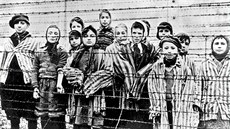 Děti v nacistickém koncentračním táboře u polské Osvětimi krátce po osvobození... Děti v nacistickém koncentračním táboře u polské Osvětimi krátce po osvobození...