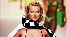 Eva Herzigová jako zaínající modelka v roce 1994.