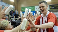 Na podporu kapitána Radka Nečase, jenž má po zranění zafixované dva prsty na... Na podporu kapitána Radka Nečase, jenž má po zranění zafixované dva prsty na...