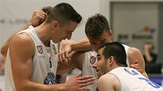 Děčínští basketbalisté Tomáš Pomikálek, Šimon Ježek či David Žikla (zleva) dali... Děčínští basketbalisté Tomáš Pomikálek, Šimon Ježek či David Žikla (zleva) dali...