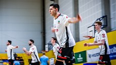 Petr Benda a zbytek nymburského týmu při rozcvičení Petr Benda a zbytek nymburského týmu při rozcvičení
