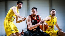 Martin Kříž (v černém) z Nymburka a Marek Sehnal (vpravo) s Viktorem Vašátem z... Martin Kříž (v černém) z Nymburka a Marek Sehnal (vpravo) s Viktorem Vašátem z...