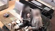 S koronavirem na karaoke. Muž šířil nákazu ve filipínském baru S koronavirem na karaoke. Muž šířil nákazu ve filipínském baru