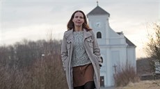 Autorka románu Šikmý kostel Karin Lednická před místem, které ji inspirovalo. Autorka románu Šikmý kostel Karin Lednická před místem, které ji inspirovalo.