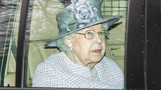 Královna Albta II. pijídí na ranní bohoslubu ve Windsoru (8. bezna 2020).