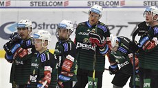 Karlovarští junioři (se zkušeným Tomášem Vondráčkem uprostřed) po debaklu na... Karlovarští junioři (se zkušeným Tomášem Vondráčkem uprostřed) po debaklu na...