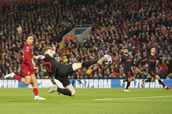 Kieran Trippier (Atlético Madrid) stílí z voleje, Trent Alexander-Arnold...