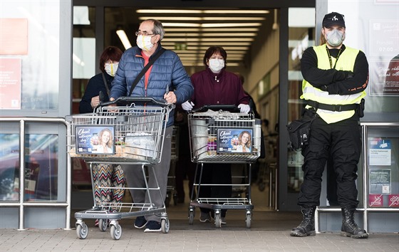 Senioi odcházejí pi nakupování v supermarketu v Nymburce. (19. bezna 2020)