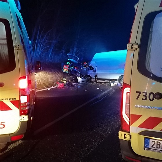 Tragická nehoda dodávky a osobního auta se stala v noci u Buovic na Vykovsku.