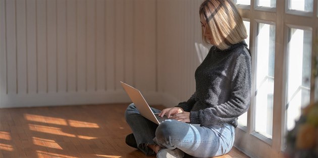 Žena pracující na počítači z domova