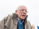 Bernie Sanders se zdraví se svými píznivci na pedvolebním mítinku v...