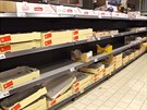 Dobrý večer, Česká vláda dnes (čtvrtek 12. března 2020) vyhlásila nouzový stav. I když v obchodních centrech se odpoledne zvýšil počet nakupujících a v některých regálech ubyly trvanlivé potraviny (konzervy, špagety atp.) a sanitární potřeby, přesto nevzn Dobrý večer, Česká vláda dnes (čtvrtek 12. března 2020) vyhlásila nouzový stav. I když v obchodních centrech se odpoledne zvýšil počet nakupujících a v některých regálech ubyly trvanlivé potraviny (konzervy, špagety atp.) a sanitární potřeby, přesto nevzn