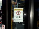 V pražských autobusech se kvůli koronaviru nesmí do autobusů nastupovat předními dveřmi. V pražských autobusech se kvůli koronaviru nesmí do autobusů nastupovat předními dveřmi.
