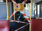 Dočasné uzavření předních dveří u řidičů městských autobusů nástup je možný pouze ostatními dveřmi. Přední sedadla také nelze využívat. Doplňkový prodej jízdenek za 40 korun respektive 20 korun není do odvolání možný. Omezení platí od pátku 13. března 202 Dočasné uzavření předních dveří u řidičů městských autobusů nástup je možný pouze ostatními dveřmi. Přední sedadla také nelze využívat. Doplňkový prodej jízdenek za 40 korun respektive 20 korun není do odvolání možný. Omezení platí od pátku 13. března 202