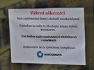 Na bezpečnostní opatření stanovené vládou zareagovali provozovatelé restaurací a obchodů velmi rychle. Na výlohách se začínají objevovat nejrůznější nápisy s jasným vzkazem - je zavřeno. Někde probíhá omezený provoz - jídlo je vydáváno u okénka nebo je ro Na bezpečnostní opatření stanovené vládou zareagovali provozovatelé restaurací a obchodů velmi rychle. Na výlohách se začínají objevovat nejrůznější nápisy s jasným vzkazem - je zavřeno. Někde probíhá omezený provoz - jídlo je vydáváno u okénka nebo je ro