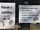 Na bezpečnostní opatření stanovené vládou zareagovali provozovatelé restaurací a obchodů velmi rychle. Na výlohách se začínají objevovat nejrůznější nápisy s jasným vzkazem - je zavřeno. Někde probíhá omezený provoz - jídlo je vydáváno u okénka nebo je ro Na bezpečnostní opatření stanovené vládou zareagovali provozovatelé restaurací a obchodů velmi rychle. Na výlohách se začínají objevovat nejrůznější nápisy s jasným vzkazem - je zavřeno. Někde probíhá omezený provoz - jídlo je vydáváno u okénka nebo je ro