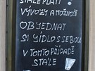 Na bezpečnostní opatření stanovené vládou zareagovali provozovatelé restaurací a obchodů velmi rychle. Na výlohách se začínají objevovat nejrůznější nápisy s jasným vzkazem - je zavřeno. Někde probíhá omezený provoz - jídlo je vydáváno u okénka nebo je ro Na bezpečnostní opatření stanovené vládou zareagovali provozovatelé restaurací a obchodů velmi rychle. Na výlohách se začínají objevovat nejrůznější nápisy s jasným vzkazem - je zavřeno. Někde probíhá omezený provoz - jídlo je vydáváno u okénka nebo je ro