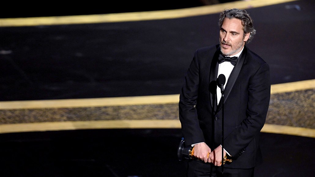 Americký herec Joaquin Phoenix s Oscarem za film Joker pi svém projevu o...