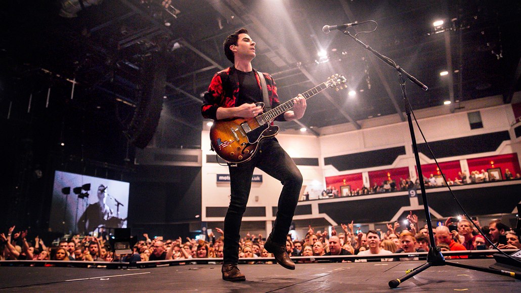 Zpěvák a kytarista Kelly Jones z velšské rockové skupiny Stereophonics při... Zpěvák a kytarista Kelly Jones z velšské rockové skupiny Stereophonics při...