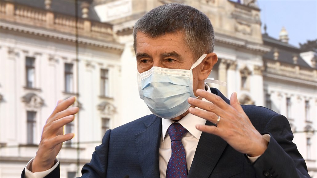 Premiér Andrej Babiš v ochranné roušce na tiskové konferenci po mimořádném... Premiér Andrej Babiš v ochranné roušce na tiskové konferenci po mimořádném...
