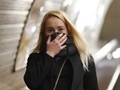 Lidé v pražském metru se chrání rouškami. Od včerejška platí v Praze a několika...