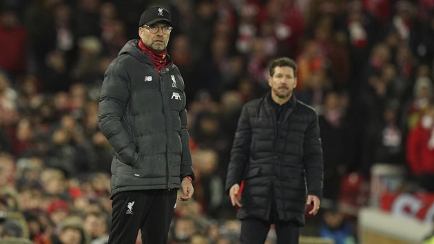 Jrgen Klopp, trenr Liverpoolu (vpedu) a Diego Simeone, kou Atltika Madrid.