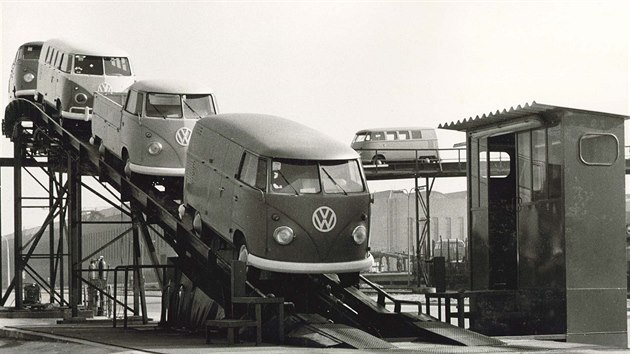 Prvn sriov Volkswagen Transporter sjel z vrobn linky ve Wolfsburgu 8. bezna 1950.