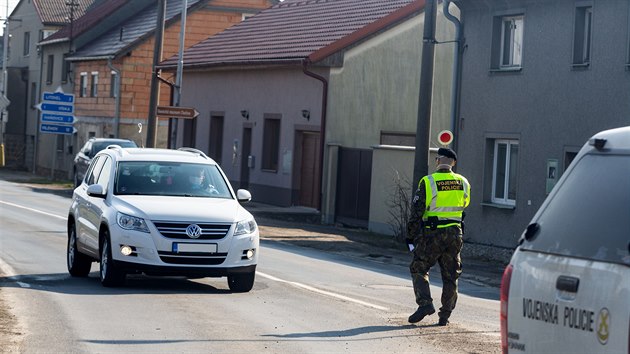 Kontroln msto policie a vojensk policie na okraji uzaven zny u obce Litovel - Nasobrky.