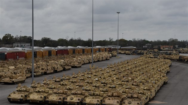 Americká technika připravená v texaském přístavu Beaumont na transport po moři do Evropy na cvičení Defender Europe