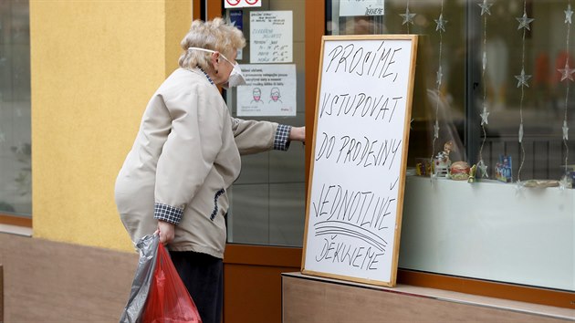 Seniorka v rouce vstupuje do cukrrny na Vinohradsk td v Praze. (19. bezna 2020)