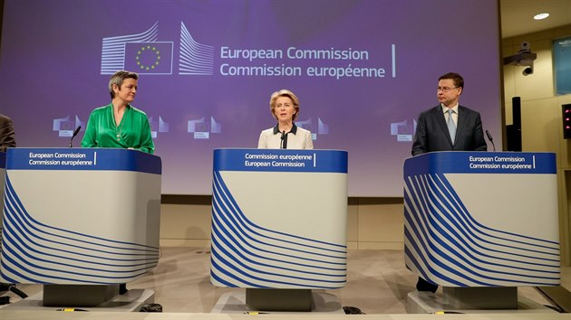Pedsedkyn Evropsk komise Ursula von der Leyenov(uprosted) pedstavuje na tiskov konferenci v Bruselu ekonomickou reakci EU na pandemii koronaviru v Evrop. (13. bezna 2020)