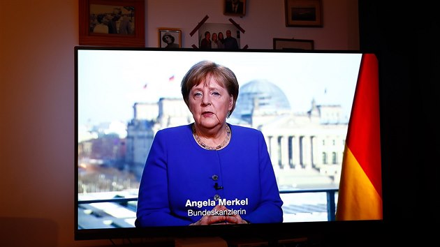 Nmeck rodina sleduje ojedinl televizn projev kanclky Angely Merkelov, ve kterm oznaila pandemii koronaviru za nejvt vzvu, kter Nmecko el od druh svtov vlky. (18. bezna 2020)