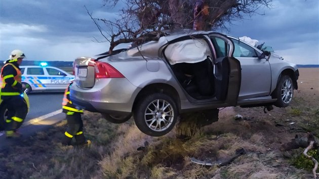 Volvo se ve vzduchu zaklínilo do jednoho ze stromů, řidič neměl šanci na přežití. (12. března 2020)