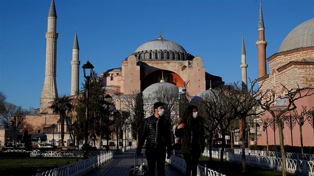 Neznm turist se v u istanbulskho chrmu Hagia Sofia roukami chrn ped nkazou koronavirem. (17. bezna 2020)