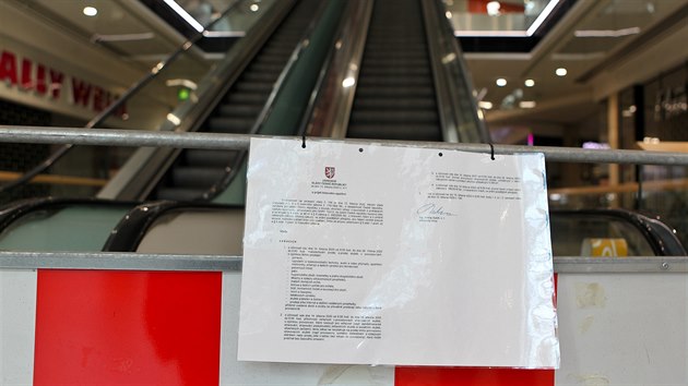 Kvůli rozhodnutí vlády uzavřelo restaurace a obchody s výjimkou potravin, drogerie a lékáren i olomoucké obchodní centrum Šantovka. (14. března 2020)