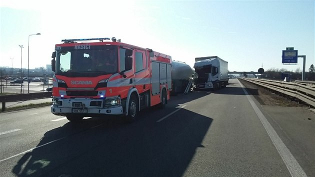 Provoz na dlnici D2 tsn ped Brnem zastavila nehoda dvou nkladnch aut. (10. bezna 2020)
