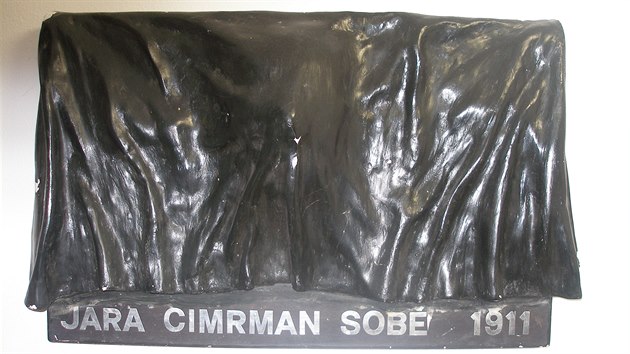 Putovn pamtn desku, na n je Cimrmanova tv za plentou, odhalil ped 25 lety Ladislav Smoljak.