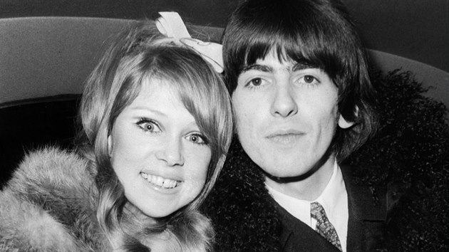 Modelka Pattie Boydov a len skupiny The Beatles George Harrison v jejich svatebn den v roce 1966. Obma navrhla obleen Mary Quantov.
