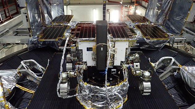 Rover Mise ExoMars pi testech, kter maj vyzkouet schopnost zvldnout podmnky na Marsu.
