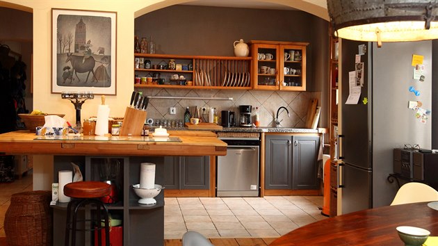 Kombinace deva a teplch barev vytv v prostorn kuchyni tulnou atmosfru.