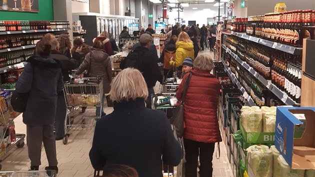 Mnoho lidí se po vyhlášení nouzového stavu vydalo na nákupy. Na snímku je supermarket Kaufland v pražských Dejvicích. (12. března 2020)