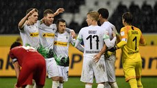 Fotbalisté Mönchengladbachu oslavují gól proti Kolínu nad Rýnem. Fotbalisté Mönchengladbachu oslavují gól proti Kolínu nad Rýnem.