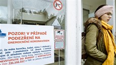 Žena prochází kolem upozornění na vstupních dveřích Thomayerovy nemocnice v... Žena prochází kolem upozornění na vstupních dveřích Thomayerovy nemocnice v...